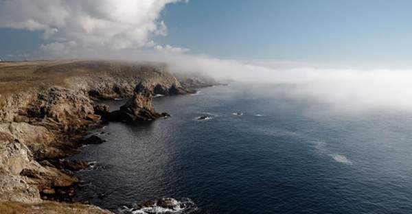 Panorama de la côte escarpée de la pointe du Raz en Bretagne