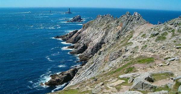 Côte rocheuse aux abords de la pointe du raz dans le sud de la bretagne