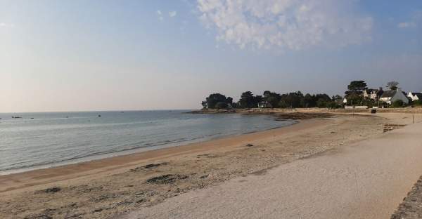 Paysage de bretagne devant la plage de Langoz dans le Finistère