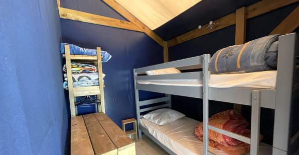 2 lits superposés dans le chambre enfant de la tente lodge du camping Les Hortensias